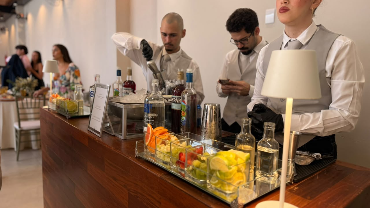 Profissionais preparando bebidas durante um evento no Manancial