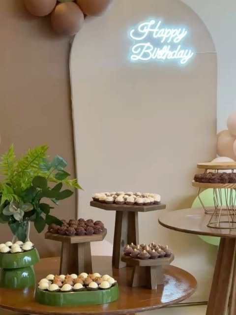 Publicação com decoração de aniversário e mesa de doces