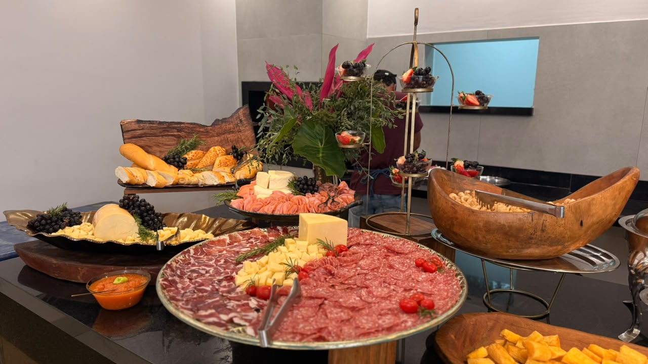 Mesa de frios e alimentos preparada para uma festa no salão