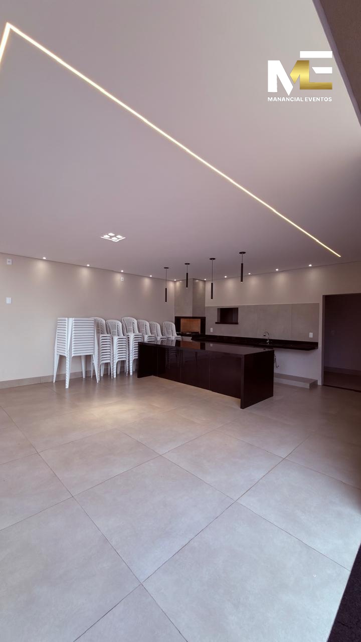 Salão interno com iluminação no teto e espaço para mesas
